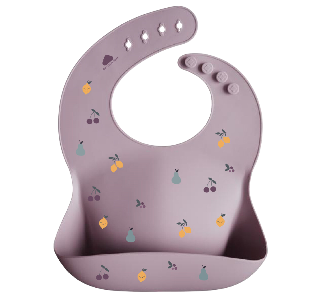 abwaschbares Lätzchen mit Auffangschale aus Silikon in der Farbe Lila mit Aufdrucken aus gelben Zitronen, lila Trauben, lila Kirschen und blauen Birnen