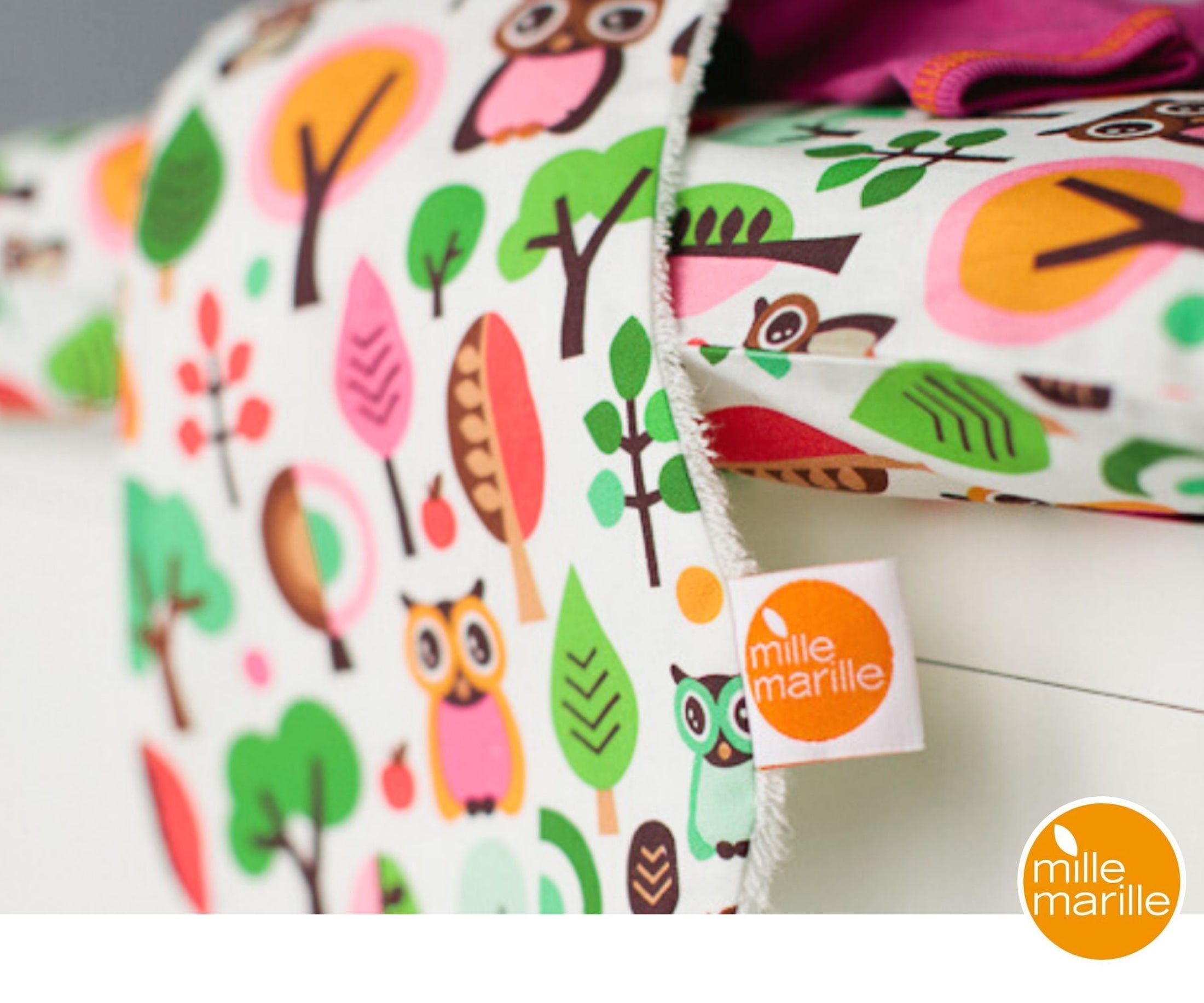 Das nierenförmige Spucktuch von millemarille – endlich eine stilvolle Alternative zu den ausgewaschenen Moltonwindeln und ein garantierter Blickfang im niedlichen Eulen-Design!