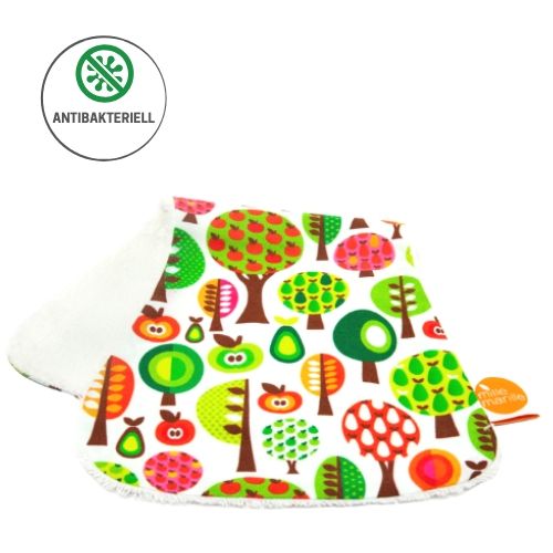 Auf einer Seite mit wunderschönem Millemarille-Stoff, die andere Seite mit hochwertigem, extra saugstarkem und antibakteriellem Bambusfrottee. Somit kann das Spucktuch problemlos über einen längeren Zeitraum (zB ein paar Stunden in der Stadt) ohne unangenehmen ranzigen Geruch und für die Art ungesunde Keime verwendet werden. Außerdem ist das verarbeitete Bambusfrottee temperaturausgleichend und sorgt im Sommer unter dem Kopf für angenehme Temperaturen.