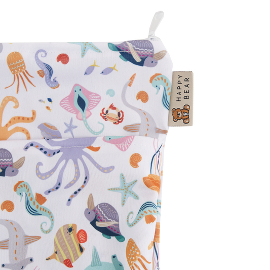 Mit zwei separaten Fächern ist diese Tasche perfekt für trockene, nasse und schmutzige Gegenstände geeignet. Ideal für bis zu 6 waschbare Windeln oder Schwimmwindeln, kann der Wetbag auch vielseitig für andere Artikel genutzt werden. Die praktische Schlaufe ermöglicht einfaches Aufhängen. Erhältlich in den trendigen Farben: Rosa, Altrosa und Braun. Hergestellt aus 100% Polyester für maximale Langlebigkeit. Perfekte Lösung für Eltern unterwegs!