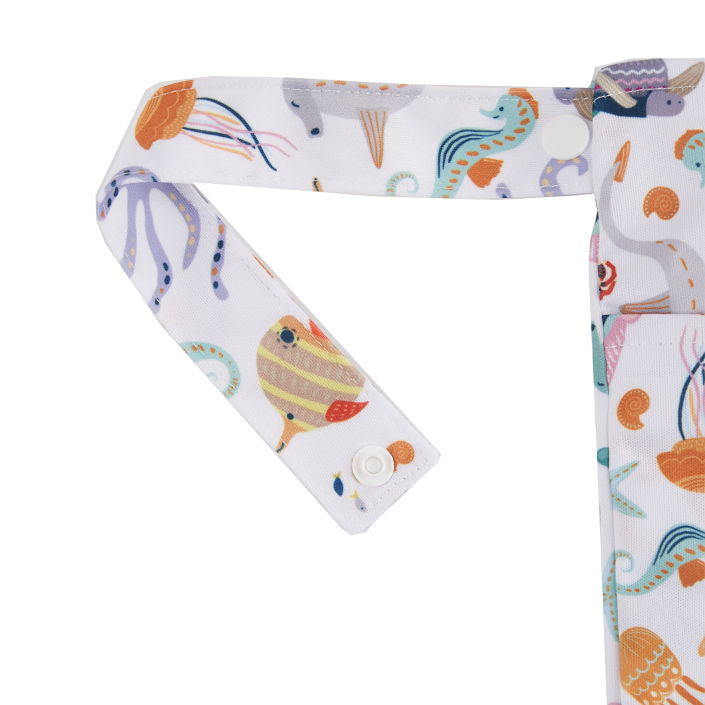 Mit zwei separaten Fächern ist diese Tasche perfekt für trockene, nasse und schmutzige Gegenstände geeignet. Ideal für bis zu 6 waschbare Windeln oder Schwimmwindeln, kann der Wetbag auch vielseitig für andere Artikel genutzt werden. Die praktische Schlaufe ermöglicht einfaches Aufhängen. Erhältlich in den trendigen Farben: Rosa, Altrosa und Braun. Hergestellt aus 100% Polyester für maximale Langlebigkeit. Perfekte Lösung für Eltern unterwegs!