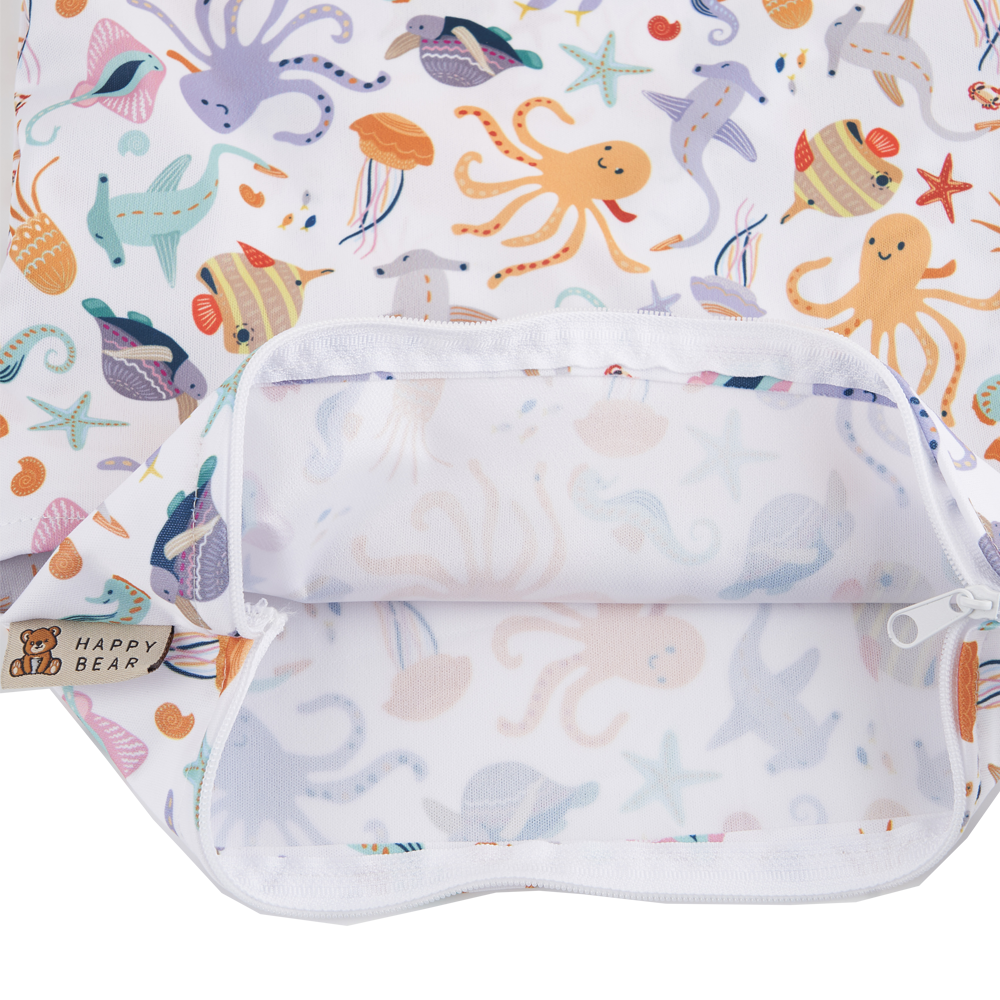 Mit zwei separaten Fächern ist diese Tasche perfekt für trockene, nasse und schmutzige Gegenstände geeignet. Ideal für bis zu 6 waschbare Windeln oder Schwimmwindeln, kann der Wetbag auch vielseitig für andere Artikel genutzt werden. Die praktische Schlaufe ermöglicht einfaches Aufhängen. Erhältlich in den trendigen Farben: Rosa, Altrosa und Braun. Hergestellt aus 100% Polyester für maximale Langlebigkeit. Perfekte Lösung für Eltern unterwegs!