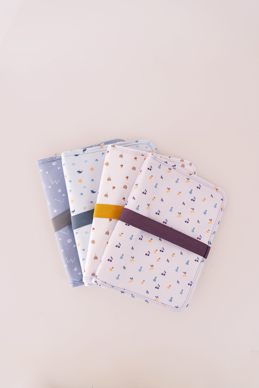 The Cotton Cloud | Windel-Clutch Tasche Fruity. Farbe: grau/lila/gold
