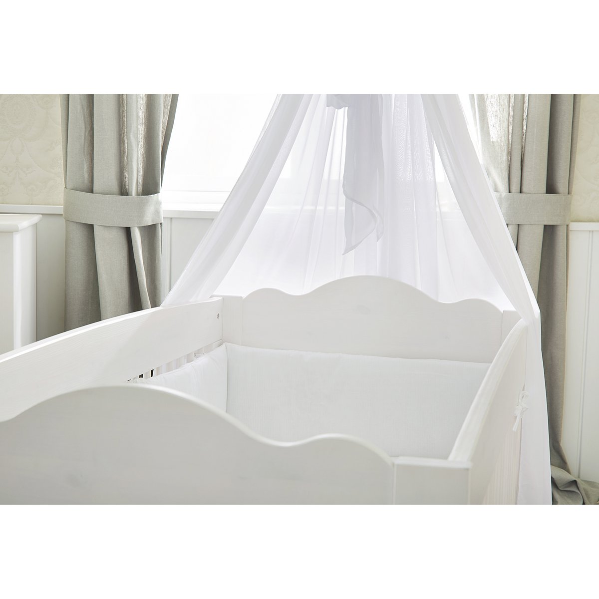 Starterset 'Pino', 2-teilig, bestehend aus weißem Kinderbett mit verstellbarem Lattenrost und breiter Wickelkommode mit Schubladen und Ablageflächen, ideal für Babys und Kleinkinder