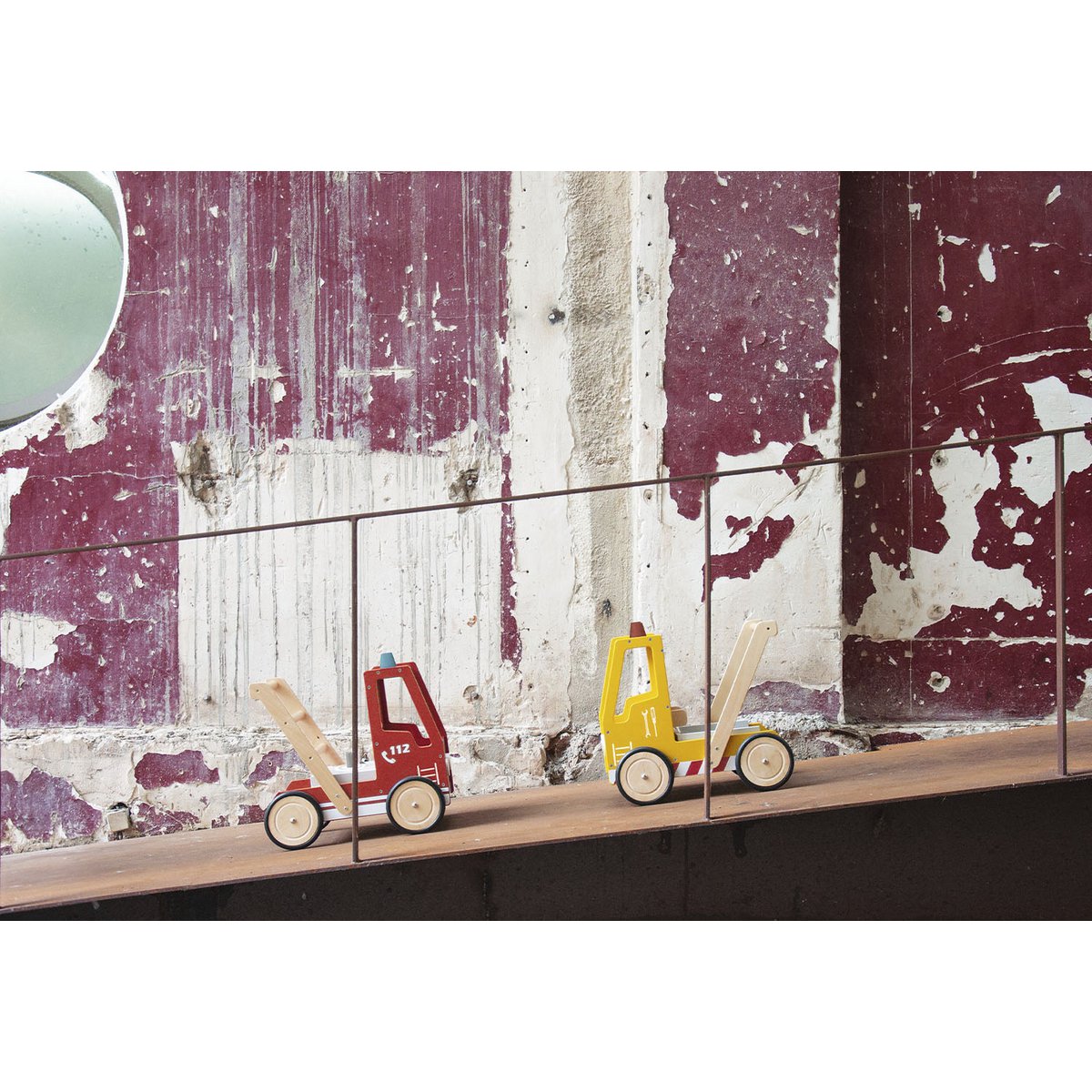 Lernlaufwagen 'Feuerwehrauto Fred' in Rot, Holzspielzeug mit Leiter und Sirenenmotiv, für Kleinkinder