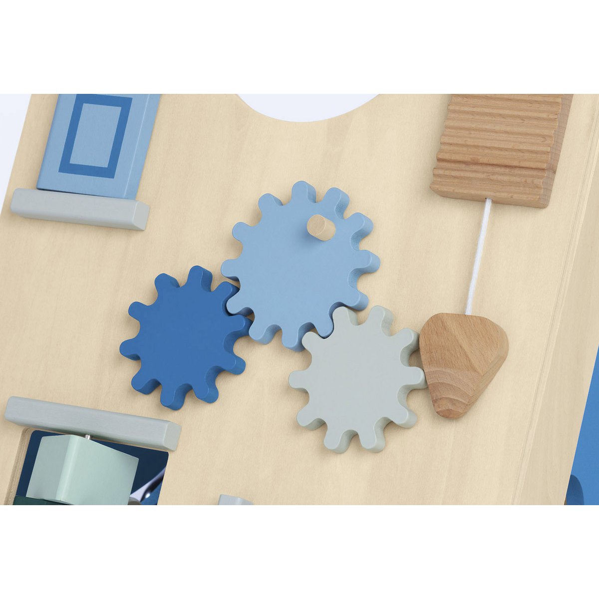 drei mehrfarbig blaue Zahnräder greifen ineinander, drehbar .Activity Walker 'Titus' in Blau, Holzspielzeug mit interaktiven Elementen, unterstützt das Laufenlernen