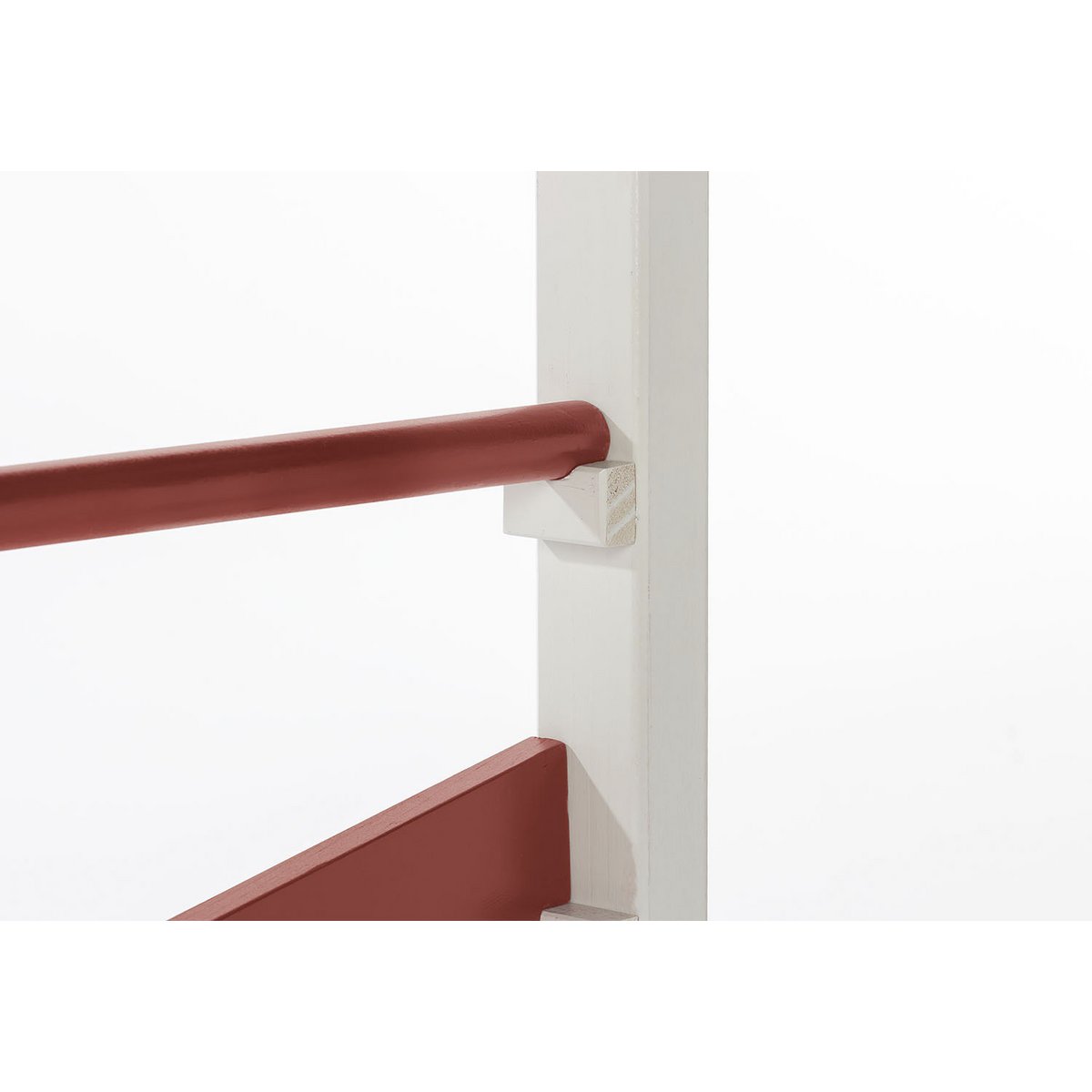 Hürden-Set 'Jumper', 3-teilige, höhenverstellbare Holz-Hürden für motorische Übungen und spielerisches Training in den Farben rot und weiß.