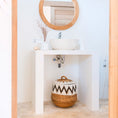 Bild in Galerie-Betrachter laden, Großer runder Wäschekorb mit Deckel im Boho-Stil, handgeflochten mit dekorativem Baumwollmuster – Modell PAL, ideal zur stilvollen Aufbewahrung im Bdezimmer unter einem Waschbecken.
