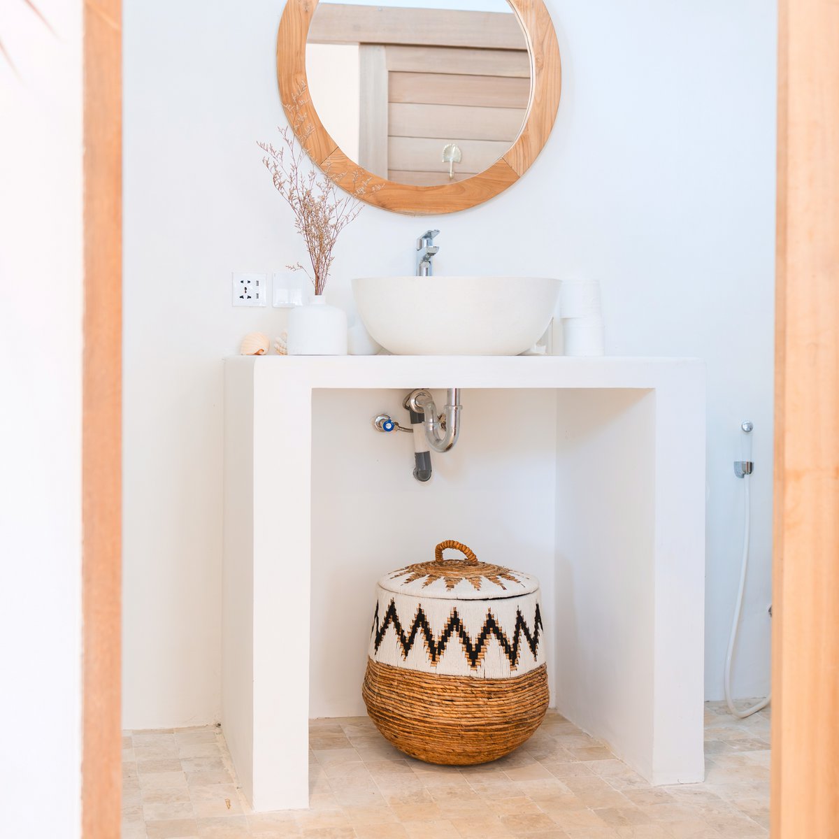 Großer runder Wäschekorb mit Deckel im Boho-Stil, handgeflochten mit dekorativem Baumwollmuster – Modell PAL, ideal zur stilvollen Aufbewahrung im Bdezimmer unter einem Waschbecken.