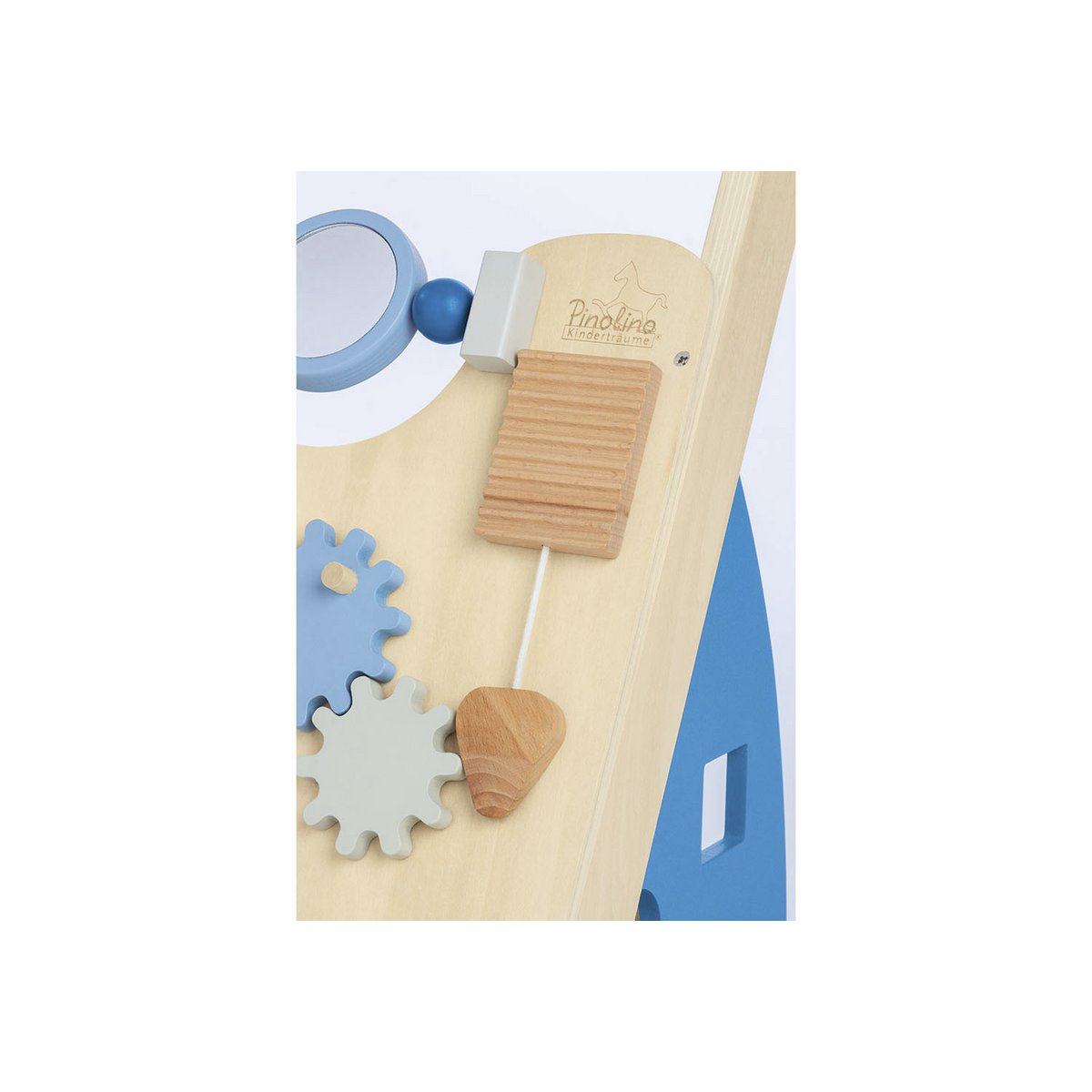 Notizzettel aus Holz mit an einem Seil hängenden Holzstift .Activity Walker 'Titus' in Blau, Holzspielzeug mit interaktiven Elementen, unterstützt das Laufenlernen