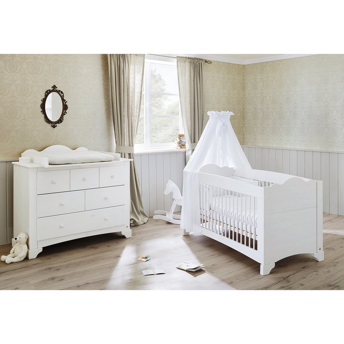 Starterset 'Pino', 2-teilig, bestehend aus weißem Kinderbett mit verstellbarem Lattenrost und breiter Wickelkommode mit Schubladen und Ablageflächen, ideal für Babys und Kleinkinder