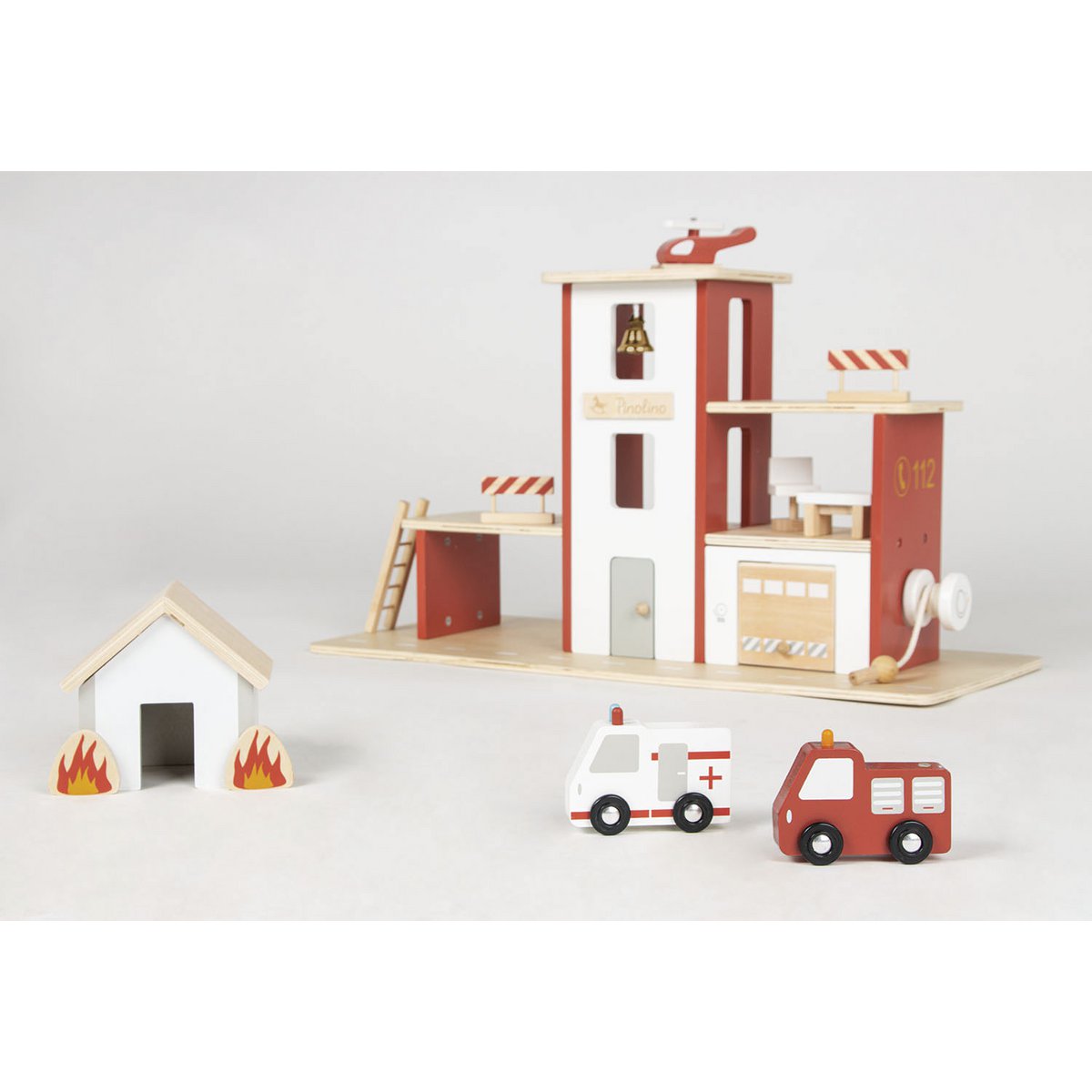 Feuerwehrwache 'Ben', rotes Holzspielzeug mit Zubehör wie Leiter, Feuerwehrfahrzeug und Figuren