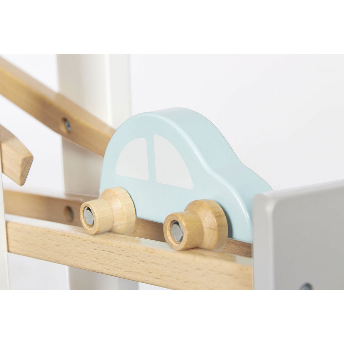 Kugelbahn 'Kuno' aus Holz, mit bunten Auto und rollenden Kugeln, fördert Motorik und Koordination von Kleinkindern