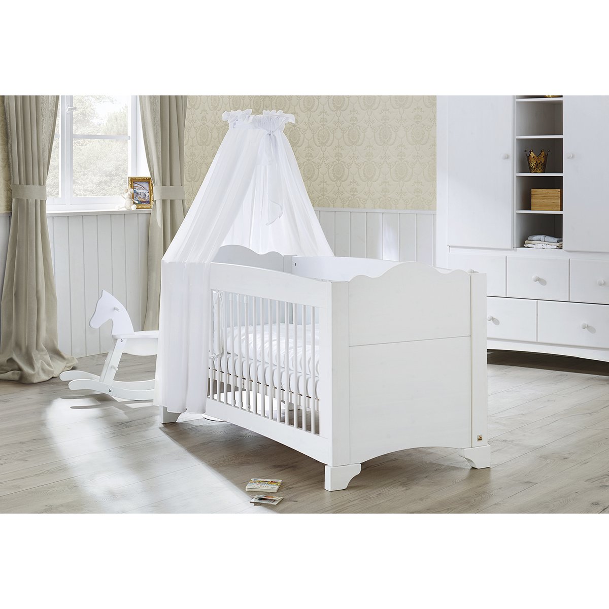 Kinderbett 'Pino', weiß lasiertes Holz, mit verstellbarem Lattenrost und abgerundeten Kanten, geeignet für Kleinkinder im edlen weißen Design, perfekt kombinierbar zu allen Farben im Kinderzimmer.