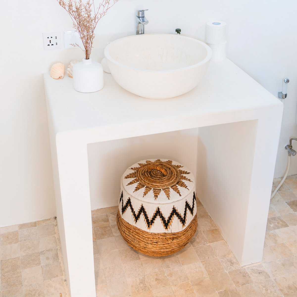 Großer runder Wäschekorb mit Deckel im Boho-Stil, handgeflochten mit dekorativem Baumwollmuster – Modell PAL, ideal zur stilvollen Aufbewahrung unter einem Waschbecken