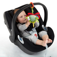 Bild in Galerie-Betrachter laden, Baby liegt im Maxi Cosi und untersucht Anhänger Schmetterling in Grün und Rot, mit Rassel und Beißring, für Babyschale oder Kinderwagen.
