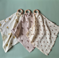 Bild in Galerie-Betrachter laden, Kuscheltuch in Beige mit Beißring aus Buchenholz, weiches Musselintuch für Babys, abnehmbarer Beißring in drei unterschiedlichen Designs 
