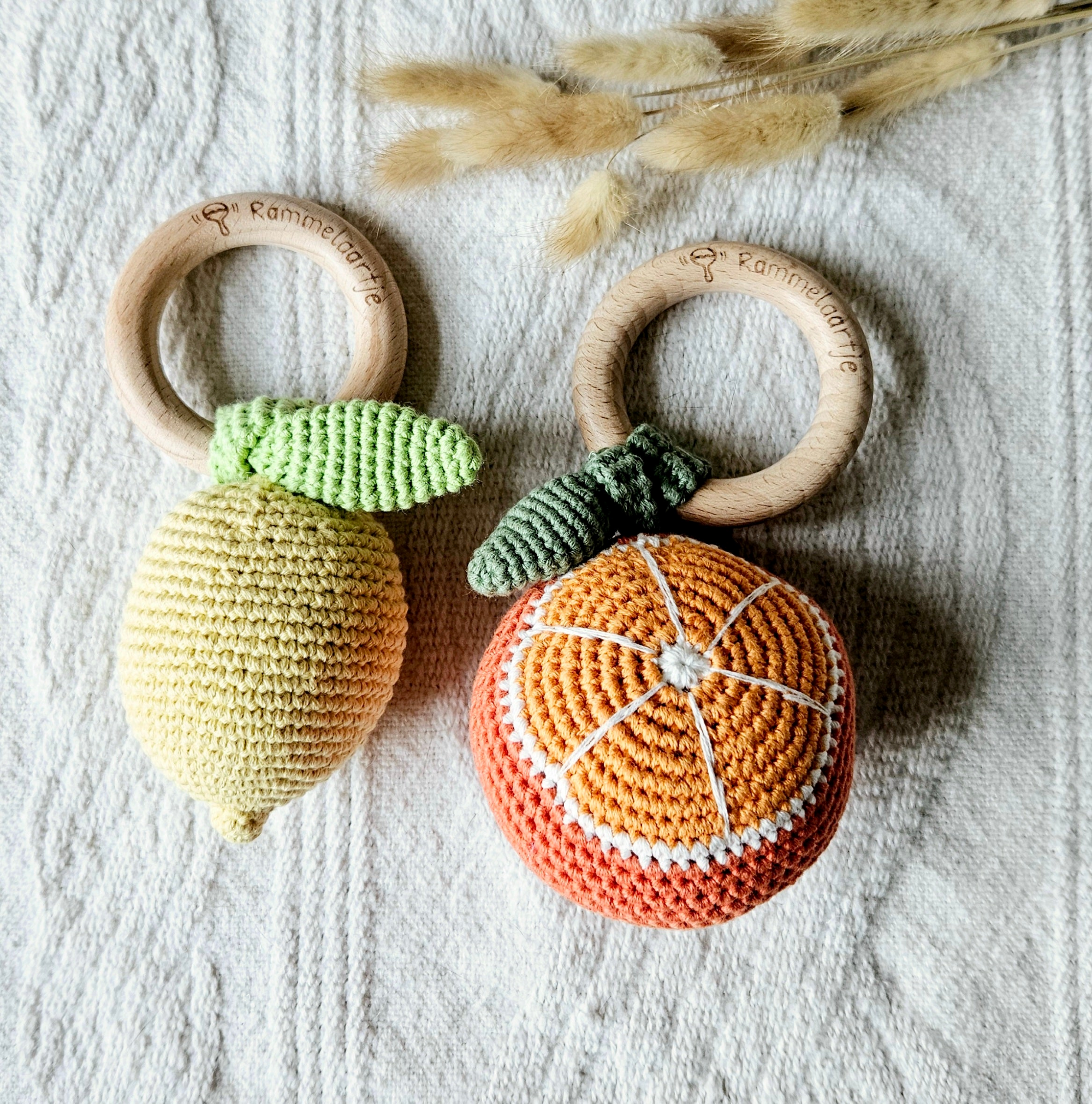 Handgefertigte Babyrassel Zitrone, gelb und Orange, orange aus Baumwolle, weiches und sicheres Babyspielzeug.