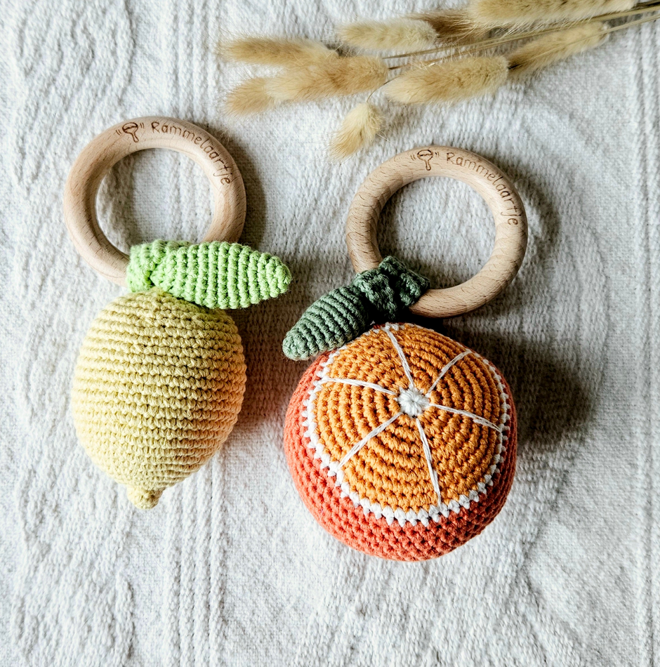 Handgefertigte Babyrassel Zitrone, gelb und Orange, orange aus Baumwolle, weiches und sicheres Babyspielzeug.