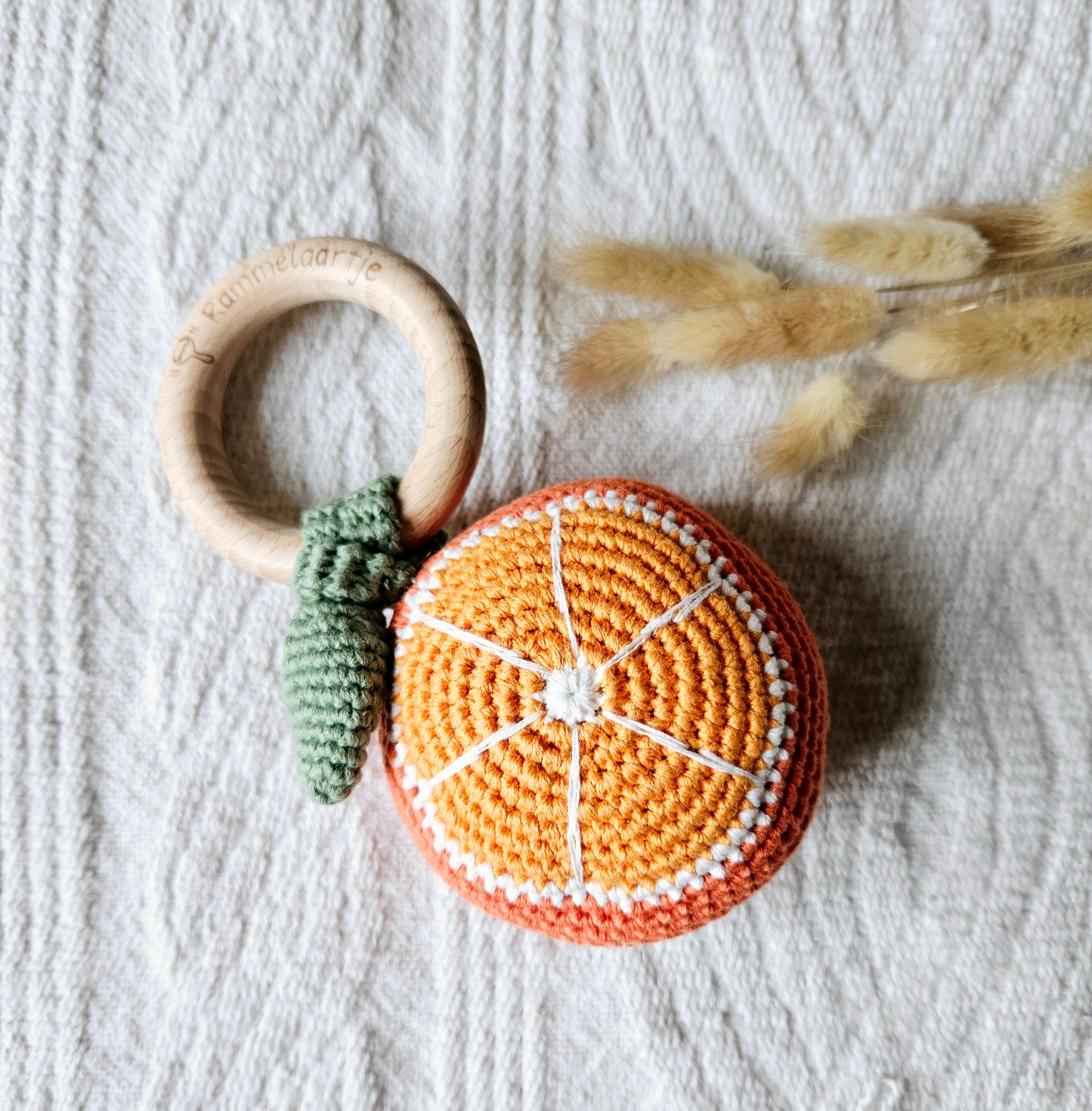 Handgefertigte Babyrassel Orange, gelb-orange aus Baumwolle, weiches Spielzeug für Babys.