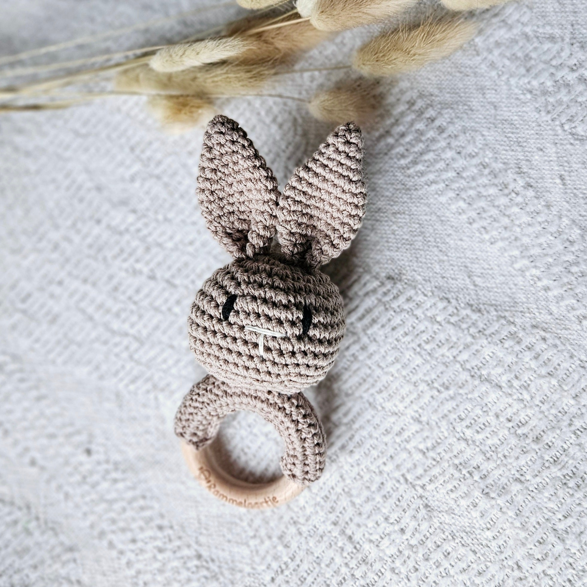 Handgefertigte Babyrassel Hase in beige, aus Baumwolle mit Holzelementen, für Babys ab 3 Monaten