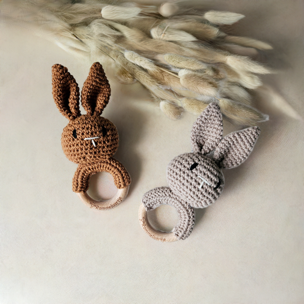 Handgefertigte Babyrassel Hase in Braun, aus Baumwolle mit Holzelementen, für Babys ab 3 Monaten
