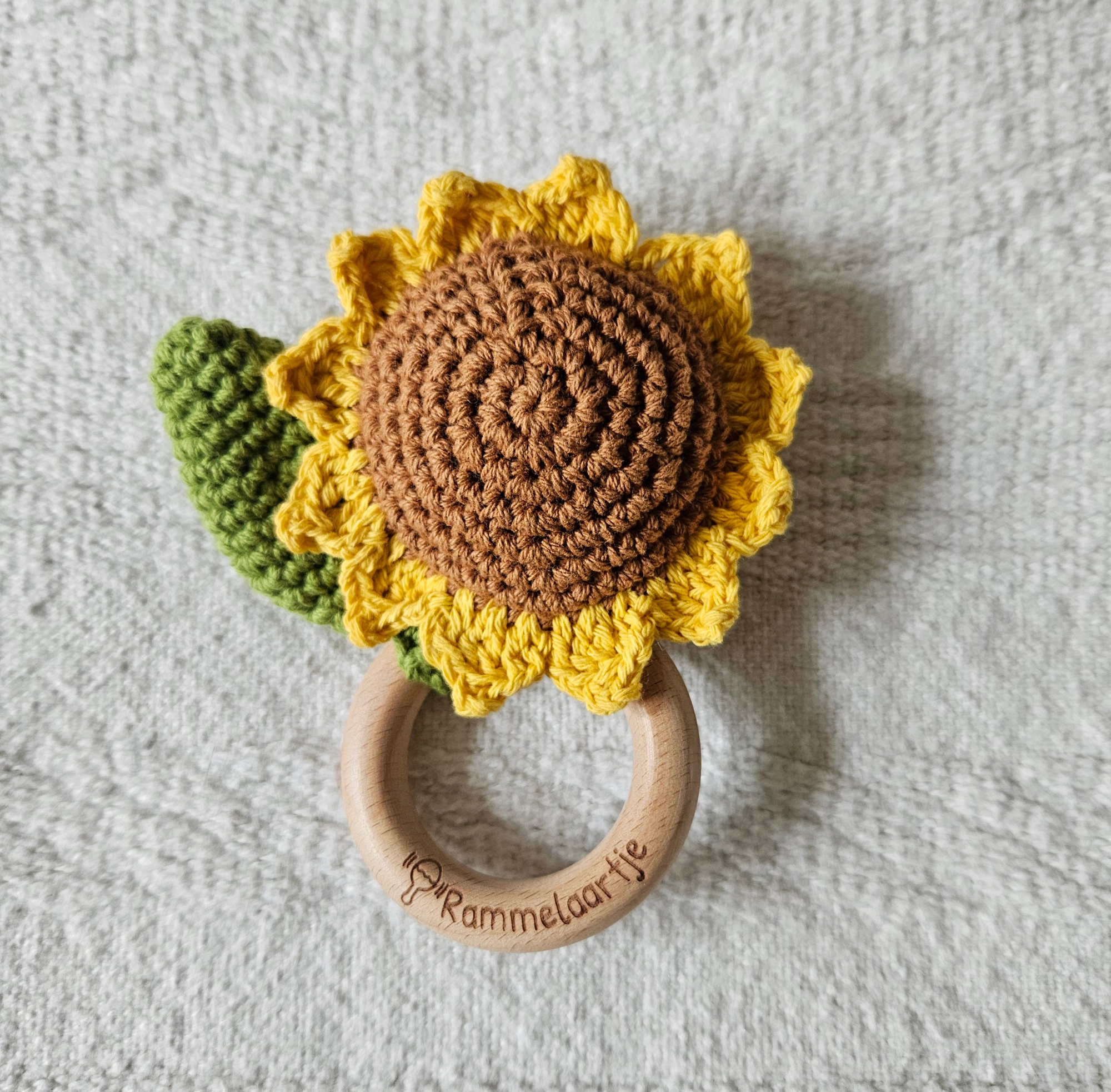 Babyrassel Sonnenblume, handgefertigt, aus gelbem Baumwollstoff, ideal für Babys ab 3 Monaten