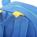 Bild in Galerie-Betrachter laden, Gelb abgesetzter, verstärkter Trageriemen des Kinderrucksack Bär von Sigikid, blau mit plüschigen Bärenohren und geräumigem Hauptfach, ideal für Kinder
