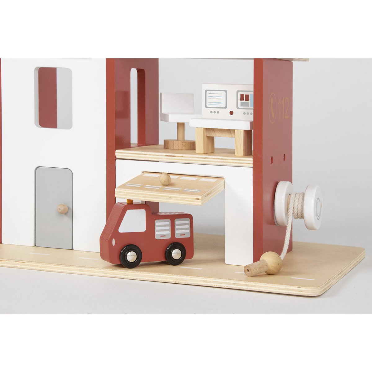 Feuerwehr Garage mit Löschschlauch der Feuerwehrwache 'Ben', rotes Holzspielzeug mit Zubehör wie Leiter, Feuerwehrfahrzeug und Figuren