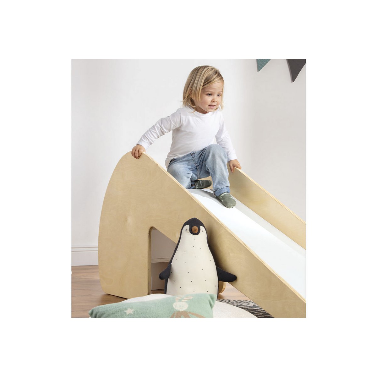 Kind rutscht . Indoor-Rutsche 'Lotta' aus Holz, natur/weiß lackiert, mit glatten Kanten, für Kinder ab 2 Jahren
