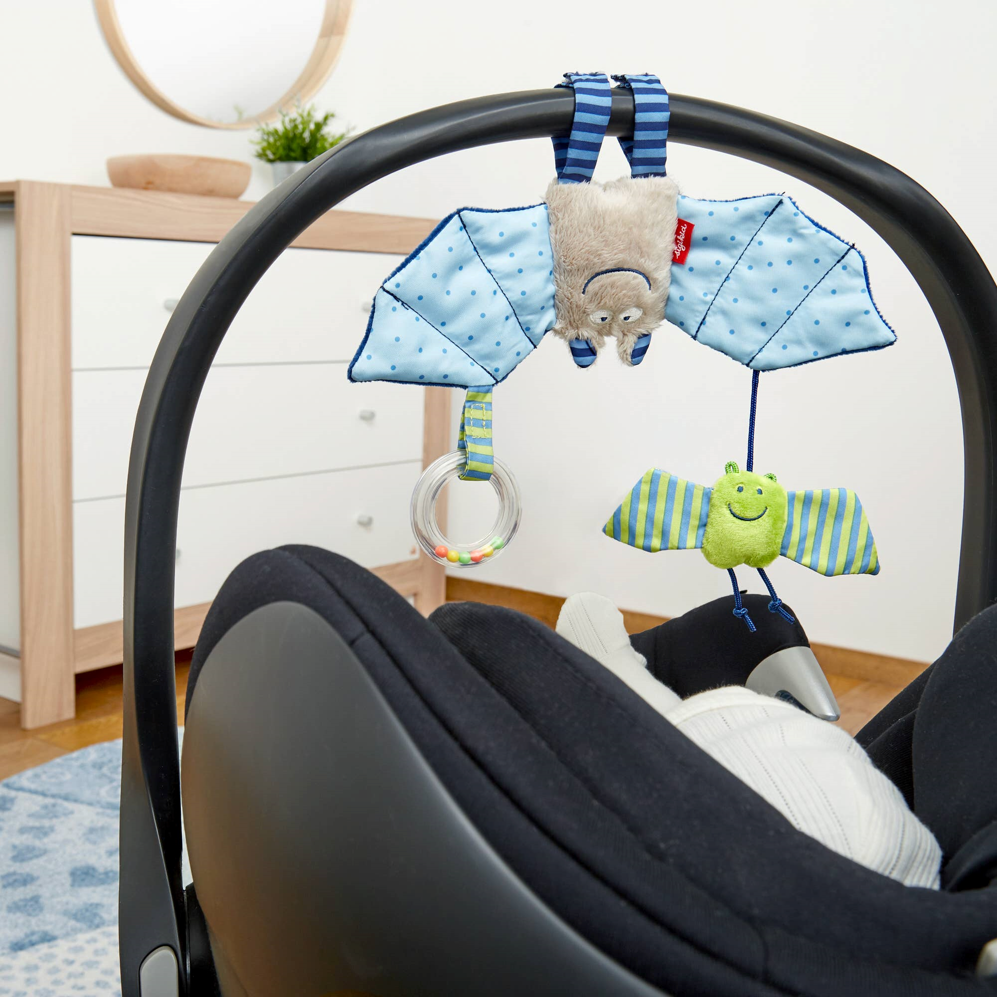 Babyanhänger Fledermaus in Blau, Plüschspielzeug mit Glöckchen, ideal für Babyschalen und Kinderwagen.