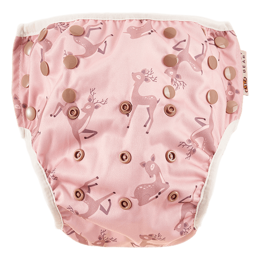 Entdecke unsere waschbare Schwimmwindel "Rehkitz,oh Deer" mit Druckknöpfen, die sich schnell und einfach an die Größe Deines Kindes anpassen lässt - ganz ohne Klemmen und Klettverschlüsse! Mit elastischem Verschluss und guter Passform gelingt das Schwimmenlernen ganz locker! 