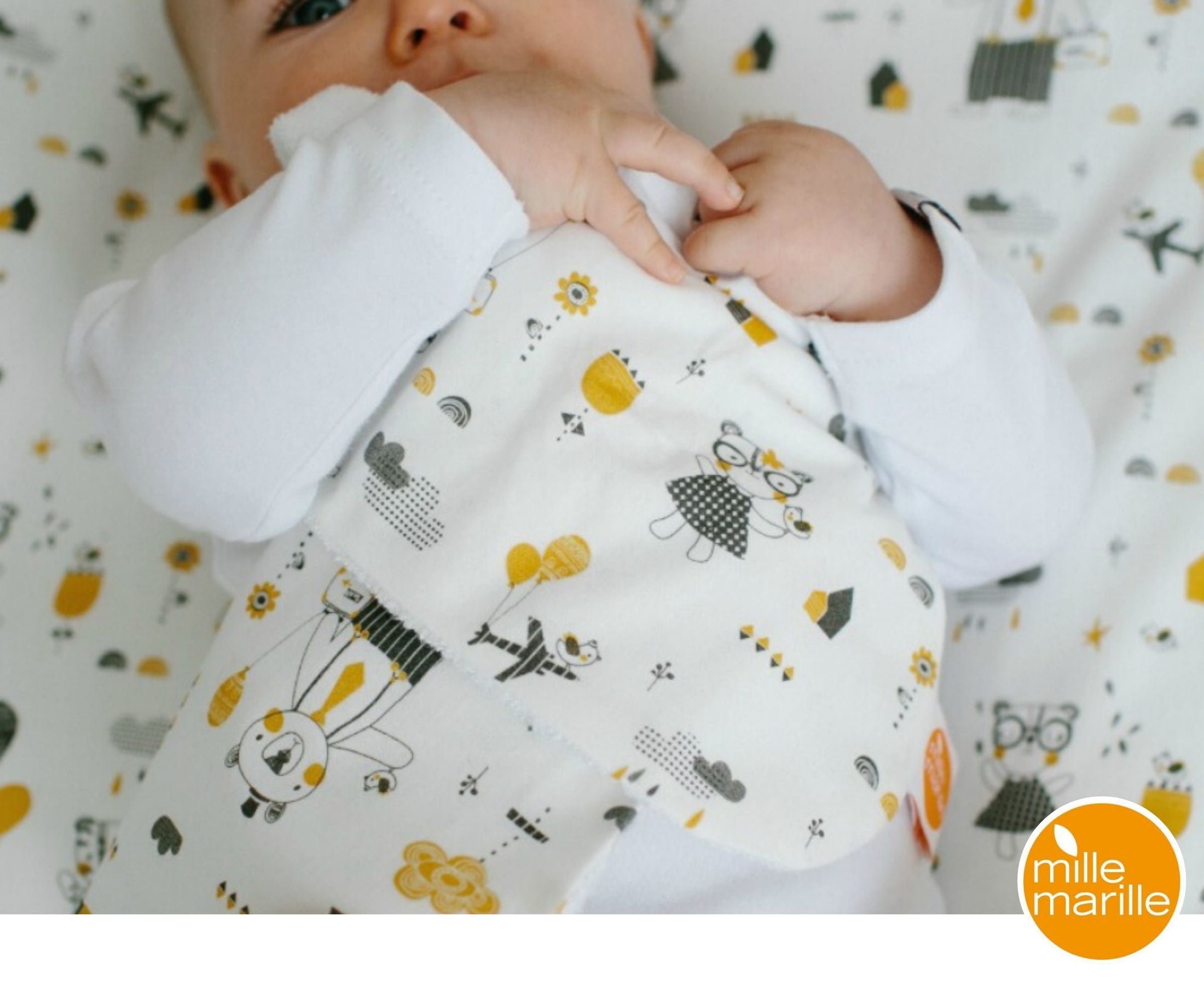 Mit dem nierenförmigen Spucktuch von millemarille erhalten Eltern eine stilvolle, hochwertige Alternative zu den üblichen Moltonwindeln. Die Oberseite besteht aus Millemarille-Stoff, die Unterseite aus dem extra saugstarken und antibakteriellen Bambusfrottee. Dadurch kann das Spucktuch über einen längeren Zeitraum problemlos und ohne unangenehmen Geruch verwendet werden. Das Bambusfrottee sorgt außerdem für eine temperaturausgleichende Wirkung und ist somit optimal als Kopfkissen geeignet.