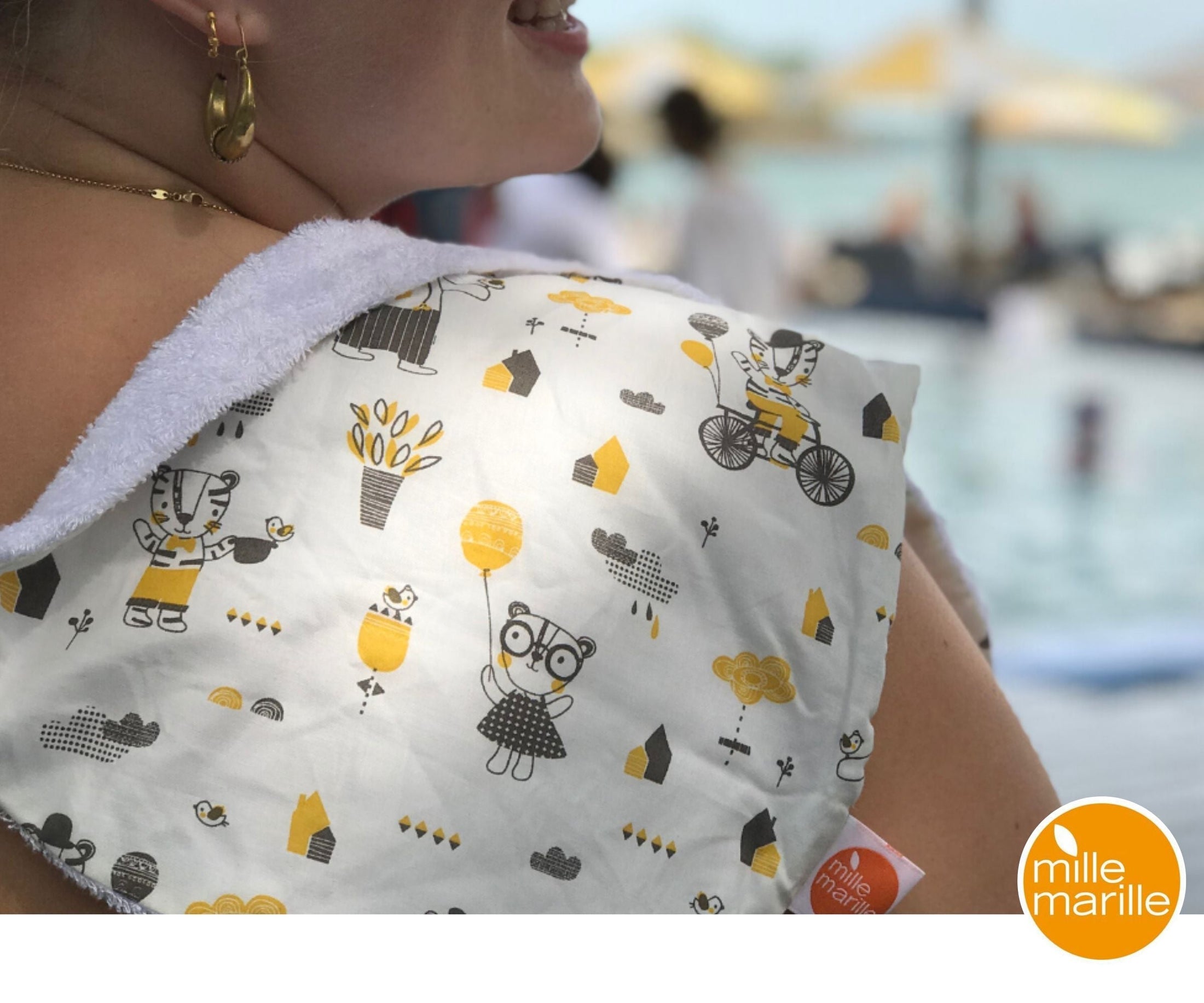 Mit dem nierenförmigen Spucktuch von millemarille erhalten Eltern eine stilvolle, hochwertige Alternative zu den üblichen Moltonwindeln. Die Oberseite besteht aus Millemarille-Stoff, die Unterseite aus dem extra saugstarken und antibakteriellen Bambusfrottee. Dadurch kann das Spucktuch über einen längeren Zeitraum problemlos und ohne unangenehmen Geruch verwendet werden. Das Bambusfrottee sorgt außerdem für eine temperaturausgleichende Wirkung und ist somit optimal als Kopfkissen geeignet.