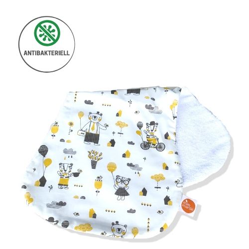 Mit dem nierenförmigen Spucktuch von millemarille erhalten Eltern eine stilvolle, hochwertige Alternative zu den üblichen Moltonwindeln. Die Oberseite besteht aus Millemarille-Stoff, die Unterseite aus dem extra saugstarken und antibakteriellen Bambusfrottee. Dadurch kann das Spucktuch über einen längeren Zeitraum problemlos und ohne unangenehmen Geruch verwendet werden. Das Bambusfrottee sorgt außerdem für eine temperaturausgleichende Wirkung und ist somit optimal als Kopfkissen geeignet.