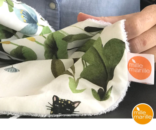 Das nierenförmige Spucktuch von millemarille – endlich eine stilvolle Alternative zu den ausgewaschenen Moltonwindeln und ein garantierter Blickfang!