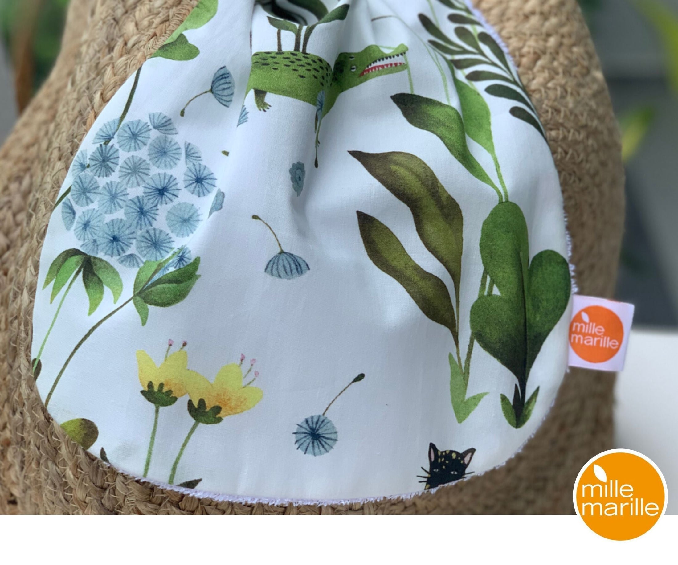 Das seidenweiche Millemarille Spucktuch ist auch als Kuscheltuch heiß begehrt! Highlights: nierenförmig – liegt optimal auf der Schulter Bambusfrottee: seidenweich, extra saugstark, antibakteriell & temperaturausgleichend praktisch für unterwegs!