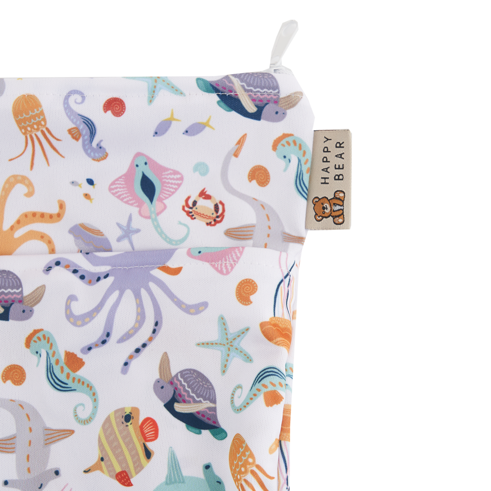  Mit zwei separaten Fächern ist diese Tasche perfekt für trockene, nasse und schmutzige Gegenstände geeignet. Ideal für bis zu 6 waschbare Windeln oder Schwimmwindeln, kann der Wetbag auch vielseitig für andere Artikel genutzt werden. Die praktische Schlaufe ermöglicht einfaches Aufhängen. Erhältlich in den trendigen Farben: Rosa, Altrosa und Braun. Hergestellt aus 100% Polyester für maximale Langlebigkeit. Perfekte Lösung für Eltern unterwegs! 