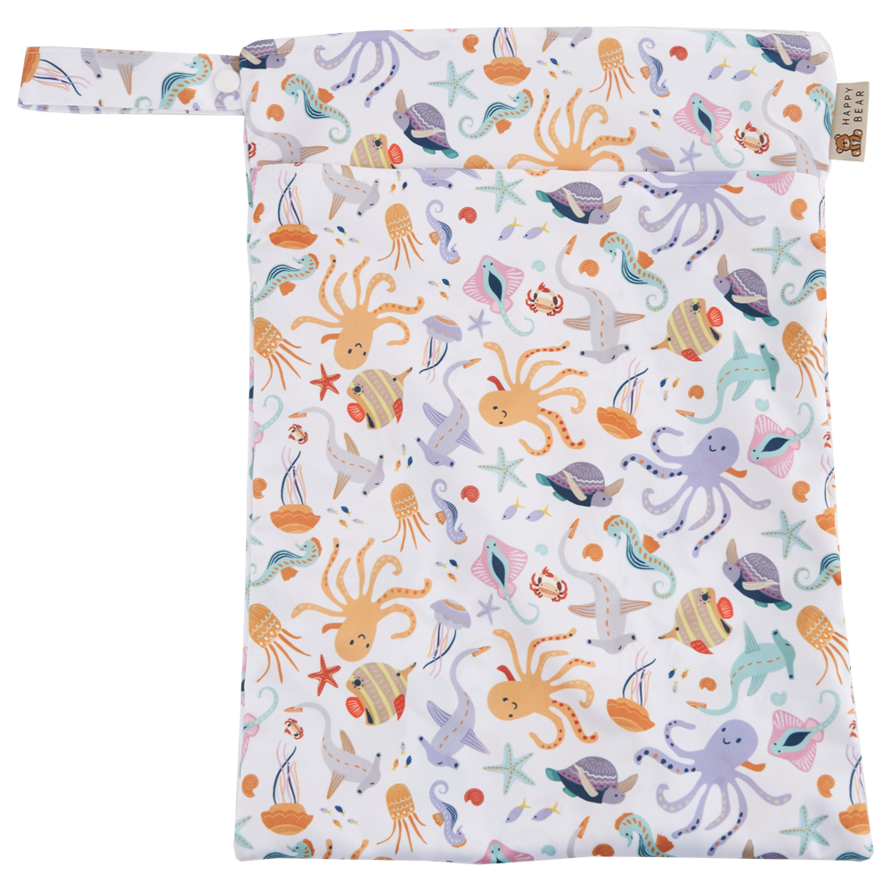  Mit zwei separaten Fächern ist diese Tasche perfekt für trockene, nasse und schmutzige Gegenstände geeignet. Ideal für bis zu 6 waschbare Windeln oder Schwimmwindeln, kann der Wetbag auch vielseitig für andere Artikel genutzt werden. Die praktische Schlaufe ermöglicht einfaches Aufhängen. Erhältlich in den trendigen Farben: Rosa, Altrosa und Braun. Hergestellt aus 100% Polyester für maximale Langlebigkeit. Perfekte Lösung für Eltern unterwegs! 